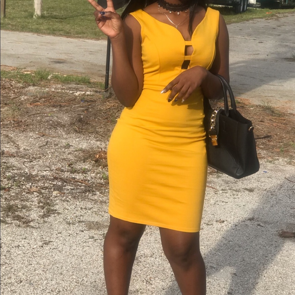 Yellow low cut body con dress 💛